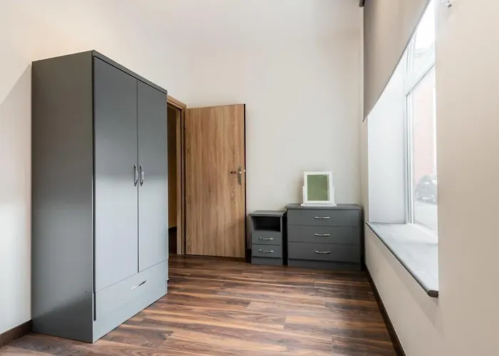 Characterful 2 Bed Apartment With Parking In Hull