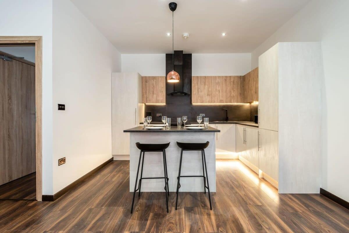 Characterful 2 Bed With Parking In Hull Apartment *